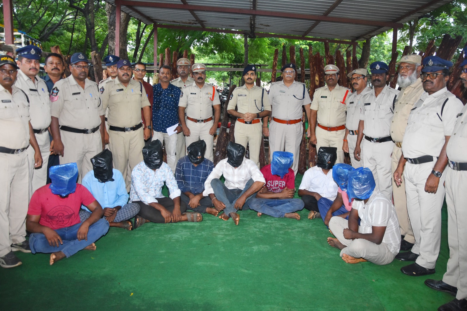 తొమ్మిది మంది ఎర్రచందనం స్మగ్లర్లు అరెస్టు image 1