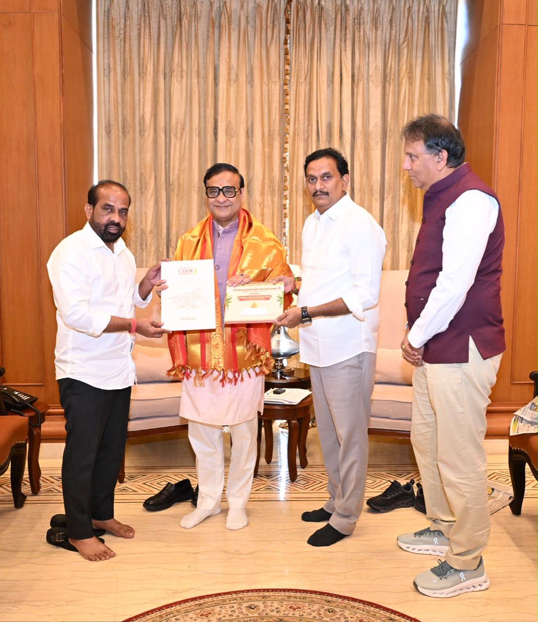 అస్సాం సీఎం ను విజయవాడ ఉత్సవాలకు ఆహ్వానిస్తున్న మంత్రి సత్య కుమార్, విజయవాడ ఎంపీ చిన్ని image 1