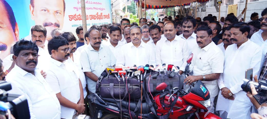 పోలీసుల తోపులాట, ఒత్తిళ్ల వల్లే రాజశేఖర్ మృతి
- వాస్తవాలను నిగ్గు తేల్చాలి : సజ్జల image 1