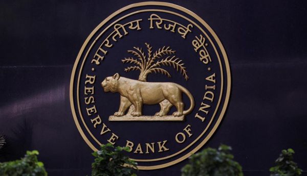 RBI considers rate hike as rupee slumps