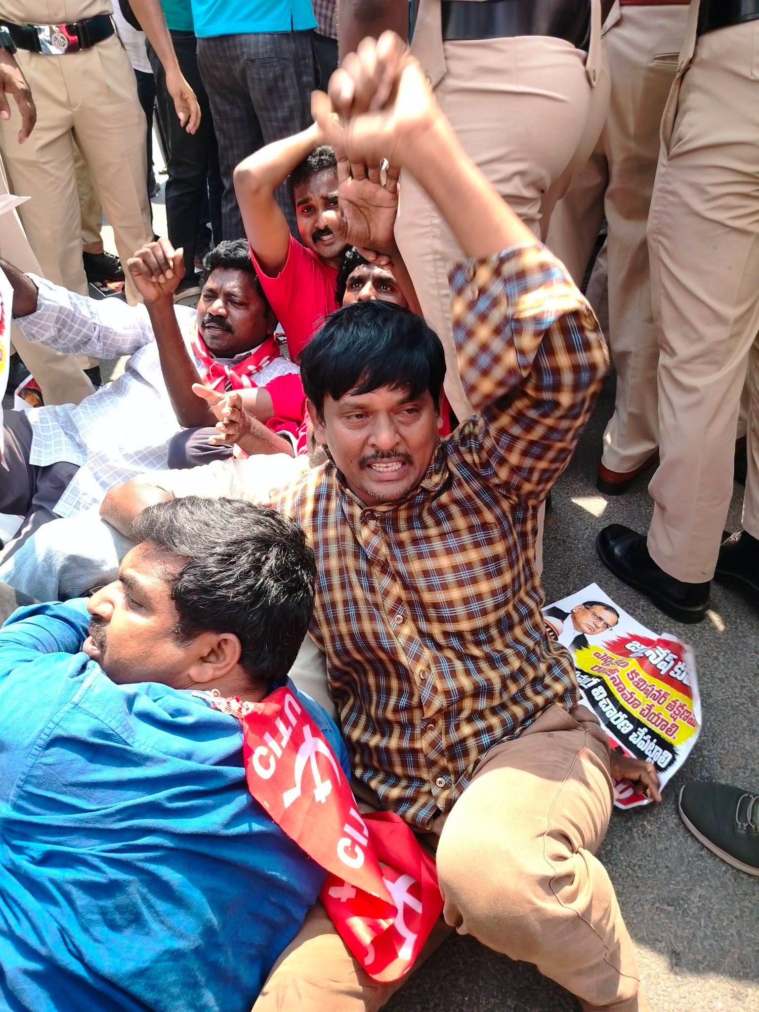 విజయవాడలో ప్రజాసంఘాల నాయకులపై పోలీసుల నిర్బంధం!