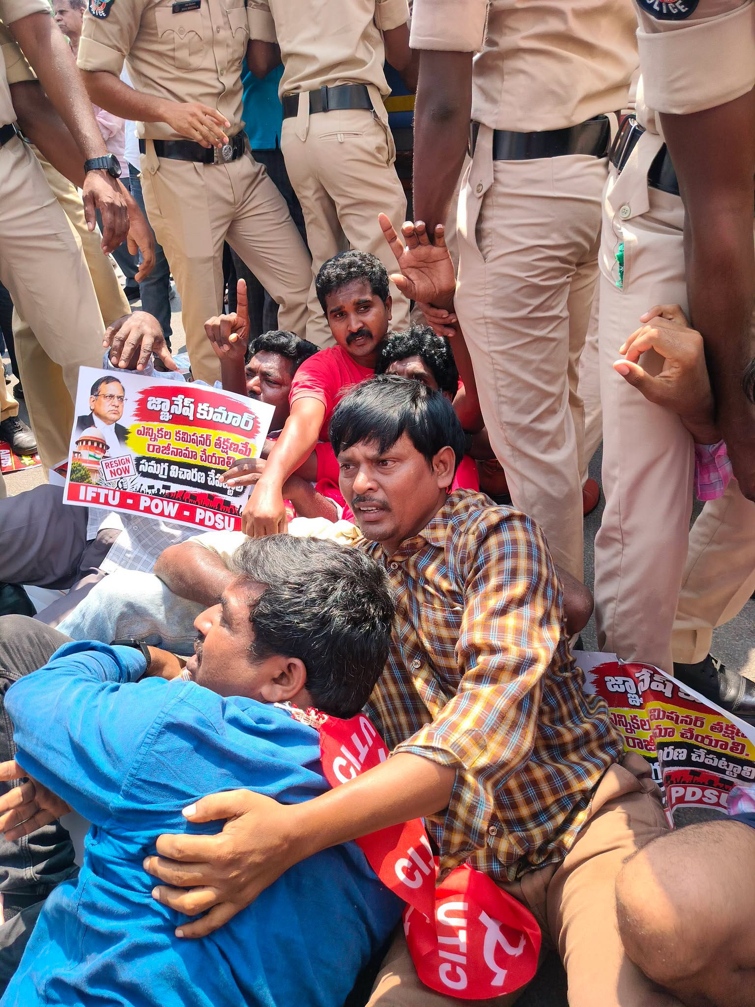 విజయవాడలో ప్రజాసంఘాల నాయకులపై పోలీసుల నిర్బంధం!