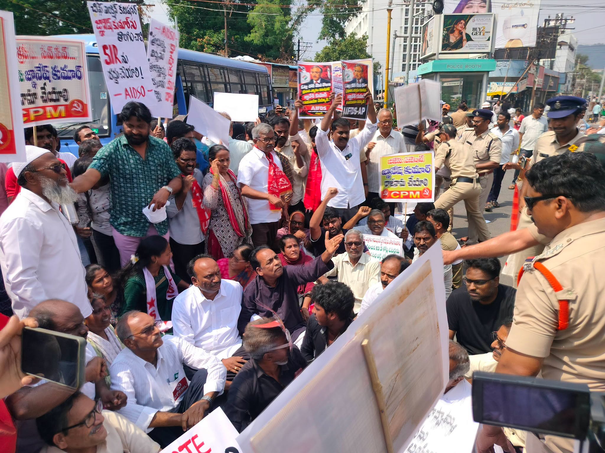 విజయవాడలో ప్రజాసంఘాల నాయకులపై పోలీసుల నిర్బంధం!