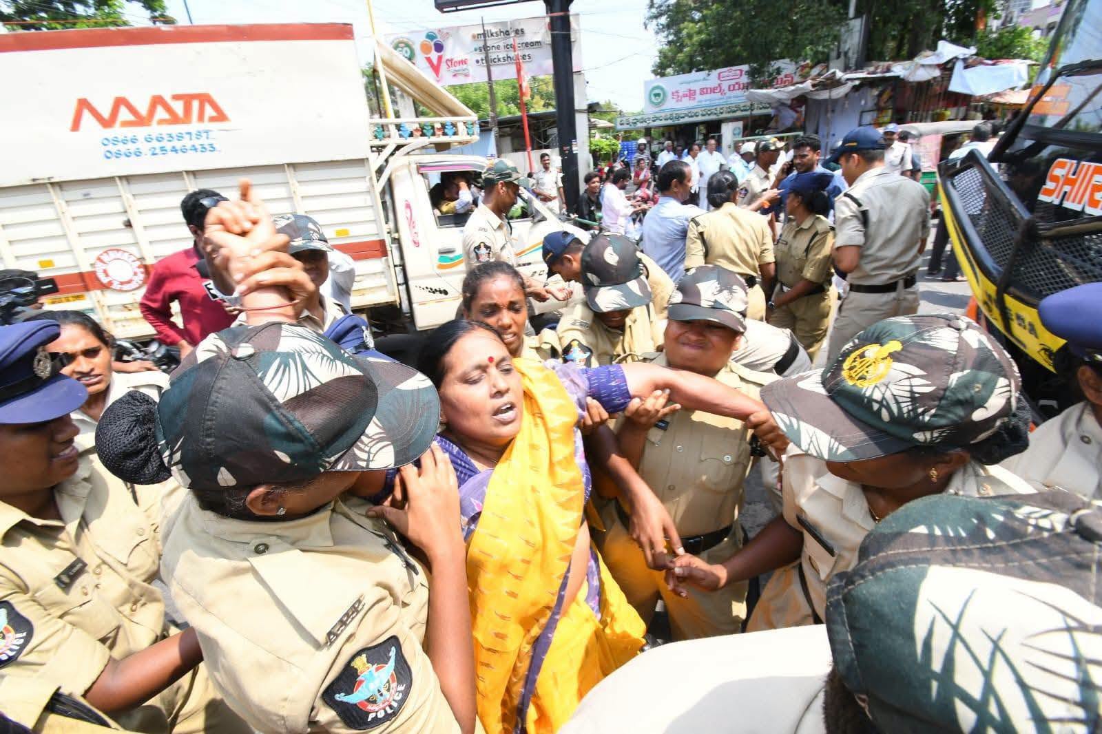 విజయవాడలో ప్రజాసంఘాల నాయకులపై పోలీసుల నిర్బంధం!