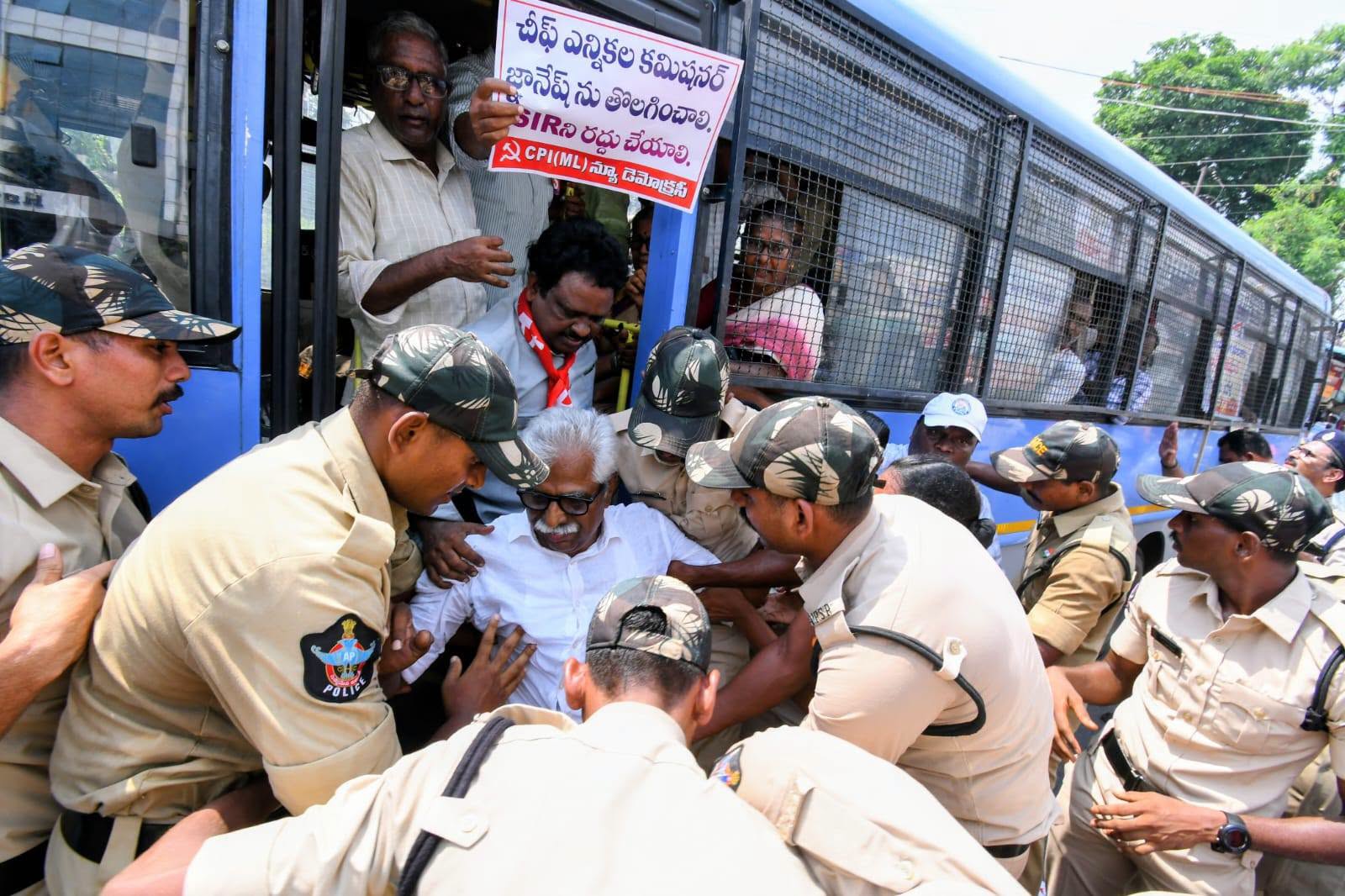 విజయవాడలో ప్రజాసంఘాల నాయకులపై పోలీసుల నిర్బంధం!