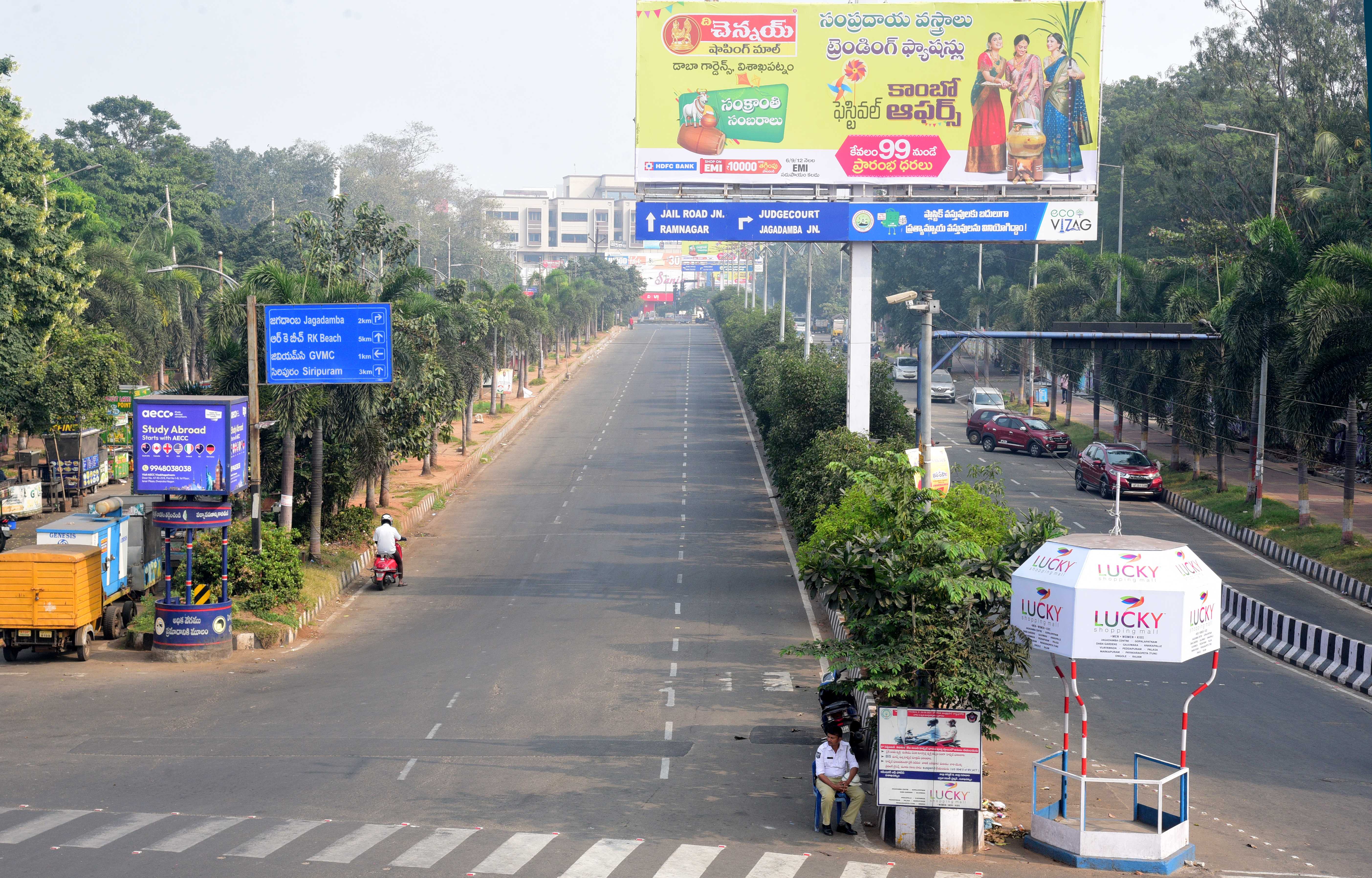 ఎండ తీవ్రత... విశాఖలో నిర్మానుష్యంగా రోడ్లు