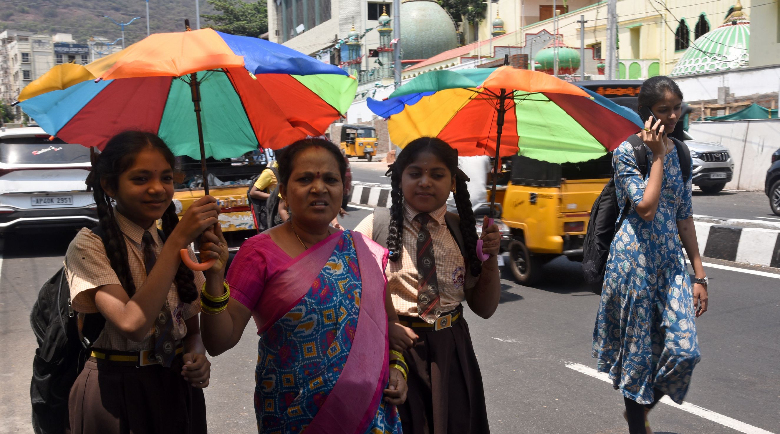 ప్రజలను బెంబేలెత్తిస్తున్న ఎండలు