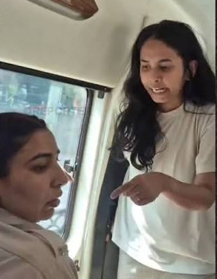 పోలీసు యూనిఫాంలతో నిండిన వ్యాన్!
- ఢిల్లీలో నిరసనకారులపై దాడులు చేస్తున్నదెవరు?
- నేమ్ ప్లేట్లు లేకుండానే విద్యార్థులపై దాడులు
- ఐషీఘోష్ ప్రశ్నించడంతో వీడియో చిత్రీకరణకు అడ్డంకులు image 1