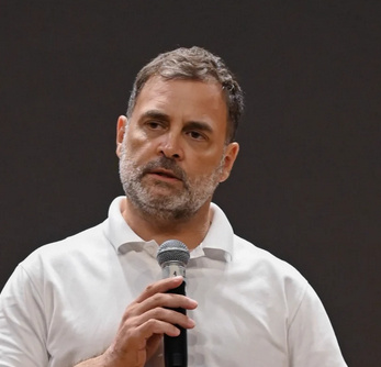 గొంతు నొక్కేందుకు కుట్ర
- ఢిల్లీ పోలీసుల ప్రవర్తనపై రాహుల్ ఆగ్రహం image 1