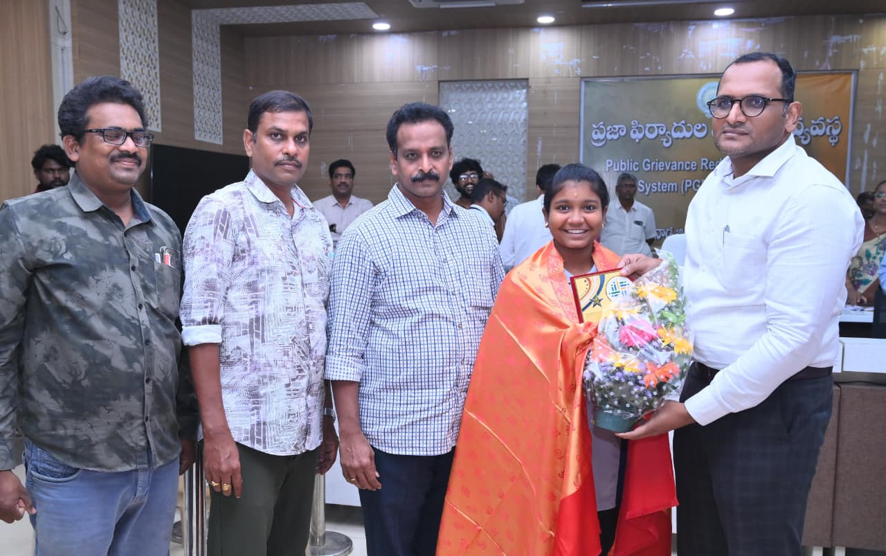 కాకినాడ జిల్లా కలెక్టరేట్‌లో సోమవారం నిర్వహించిన కార్యక్రమంలో ఏపీఈసెట్ (AP ECET) ఫలితాల్లో రాష్ట్రస్థాయిలో ఉత్తమ ర్యాంకులు సాధించిన విద్యార్థినులను