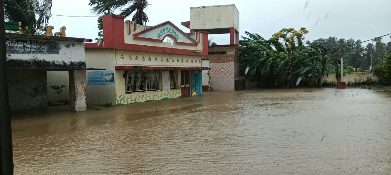 వీరఘట్టంలో నీట మునిగిన ఎంపిపి స్కూలు