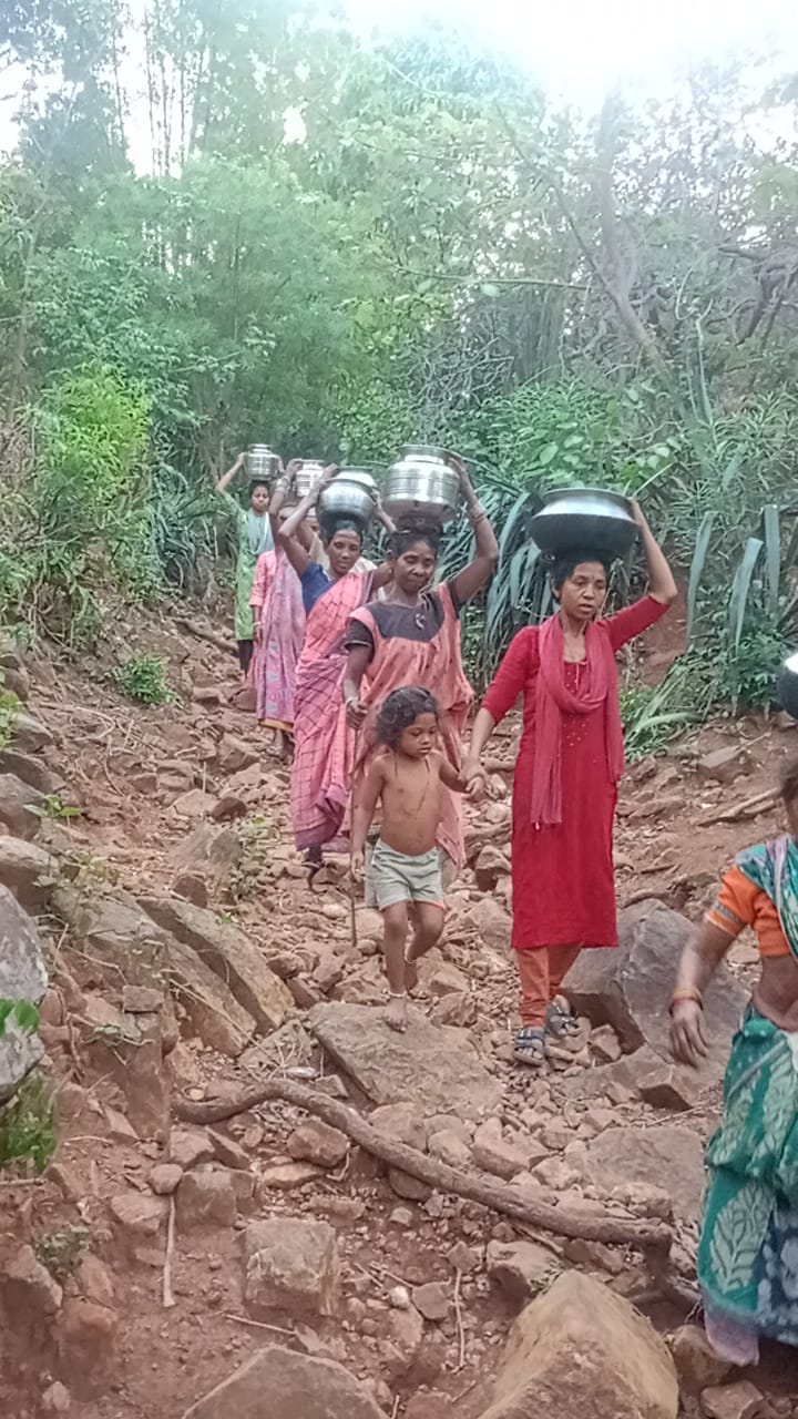 తాగునీటి కోసం మూడు కిలోమీటర్ల దూరం కాలిబాటన...