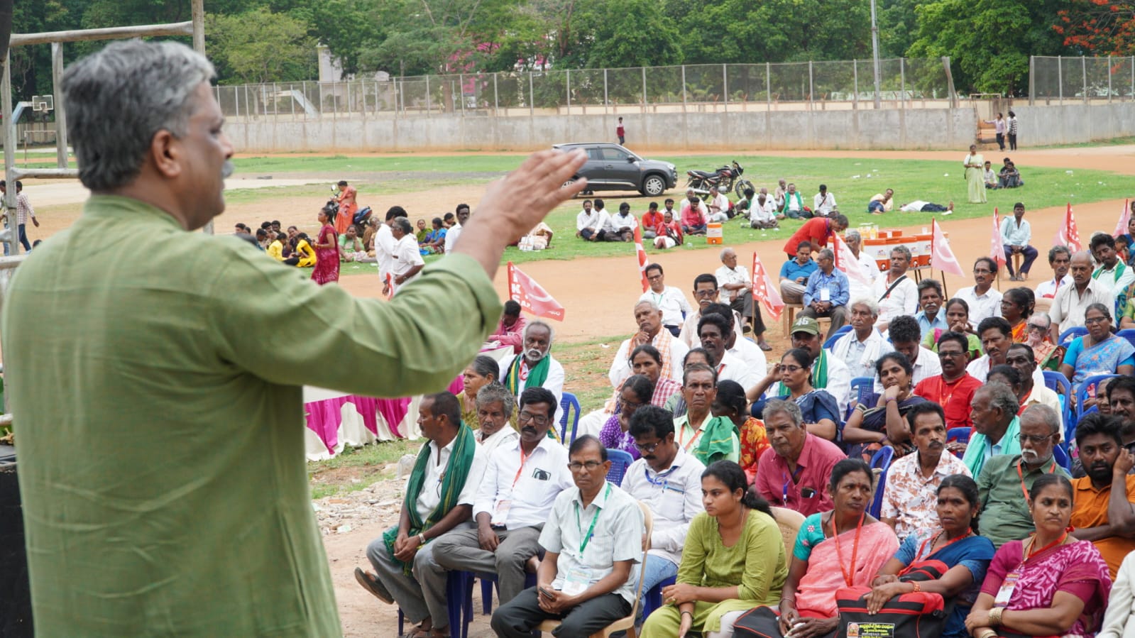మహాసభ దృశ్యాలు, మాట్లాడుతున్న నేతలు..