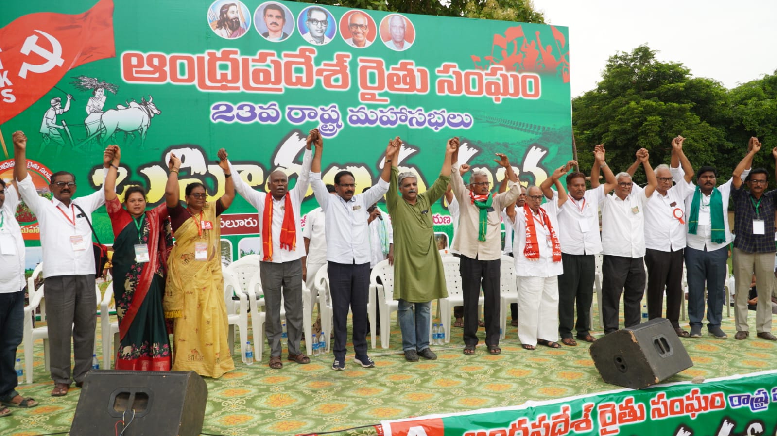 మహాసభ దృశ్యాలు, మాట్లాడుతున్న నేతలు..