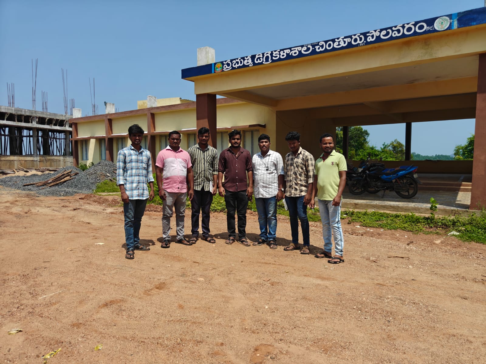 విద్యార్థుల సమస్యలు తెలుసుకుంటూ...
పోలవరం జిల్లాలో ‘స్కూల్ బచావో’ కార్యక్రమం
- చింతూరు డిగ్రీ కాలేజీ నిర్మాణం పూర్తి చేయాలి : ఎస్‌ఎఫ్‌ఐ image 1