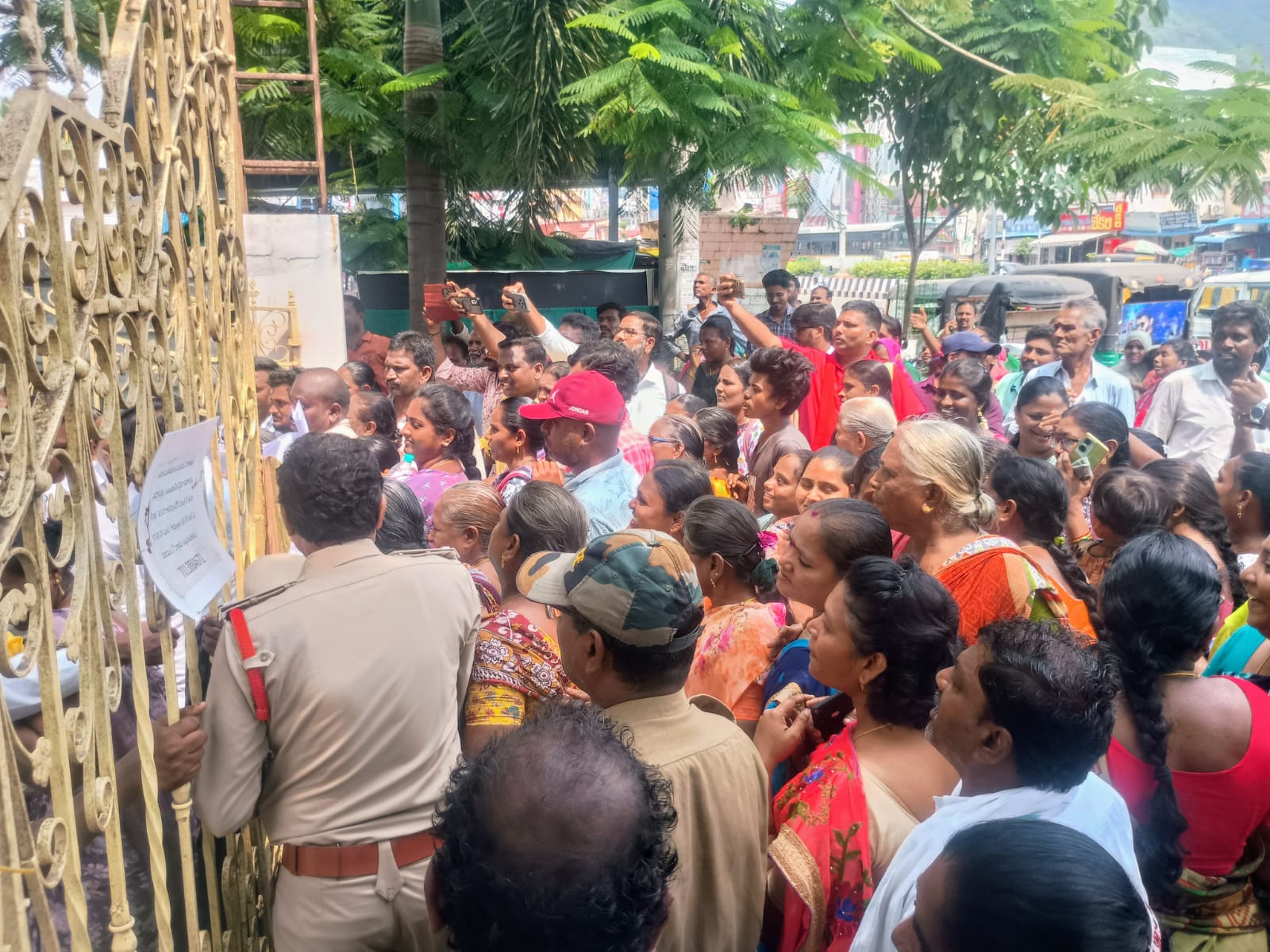 ఇళ్ల స్థలాలు, పట్టాల కోసం పేదల పోరు 
- సిపిఎం ఆధ్వర్యంలో ఎంటిఎంసి కార్యాలయం ముట్టడి
- పోలీసులు అడ్డుకోవడంతో ఉద్రిక్తత - కమిషనర్‌ ‌హామీతో విరమణ image 1