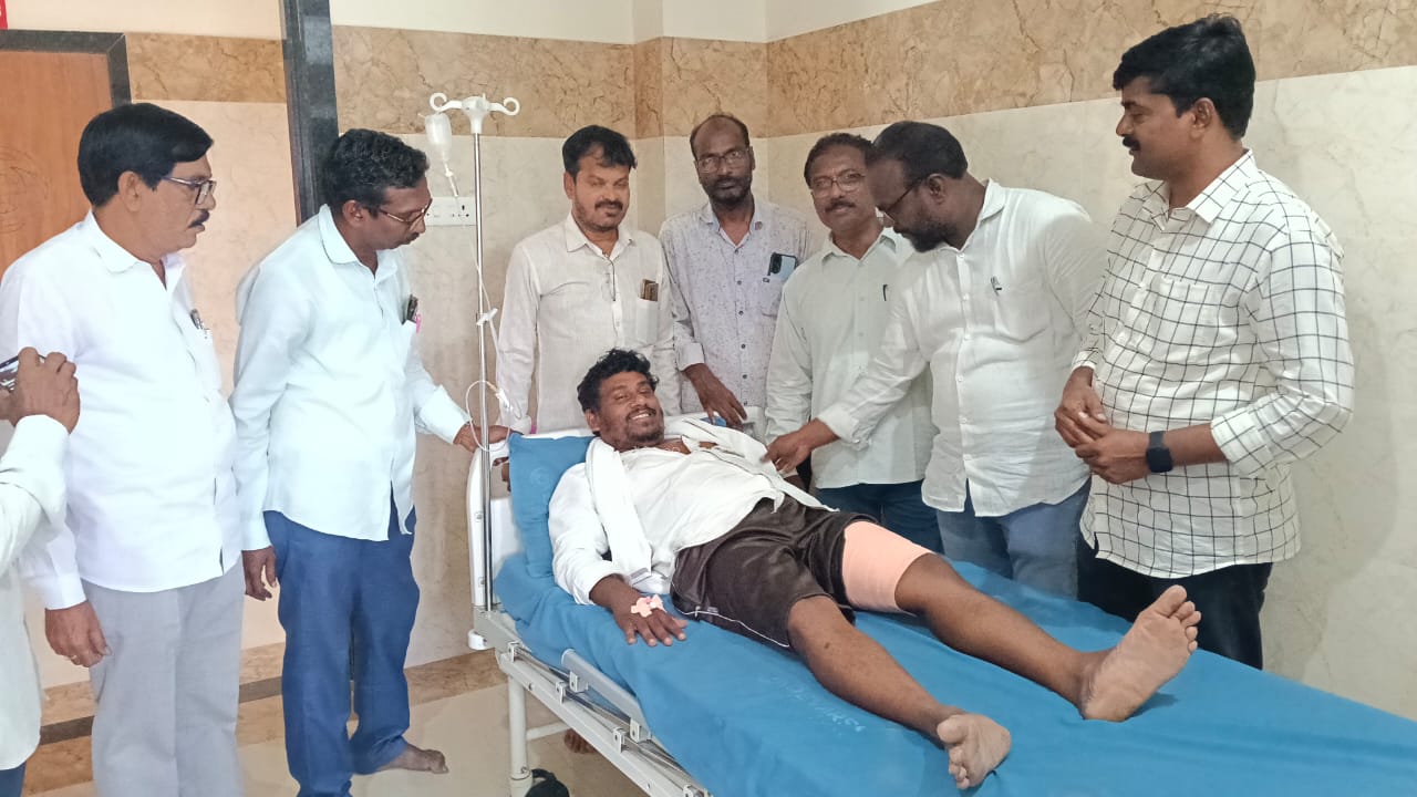 విలేకరిపై దాడిలో ప్రధాన నిందితుడు అరెస్టు
- మిగతా వారిపై నాన్‌‌బెయిలబుల్‌ కేసు నమోదు image 1