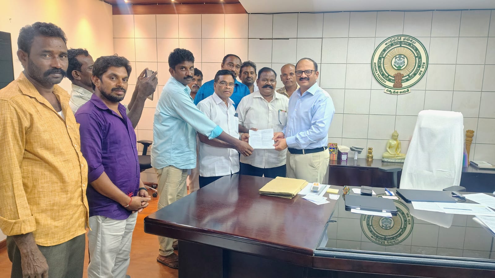 హమాలీల కూలి రేట్లపై జాయింట్ మీటింగ్
- పౌరసరఫరాలశాఖ కమిషనర్ హామీ image 1