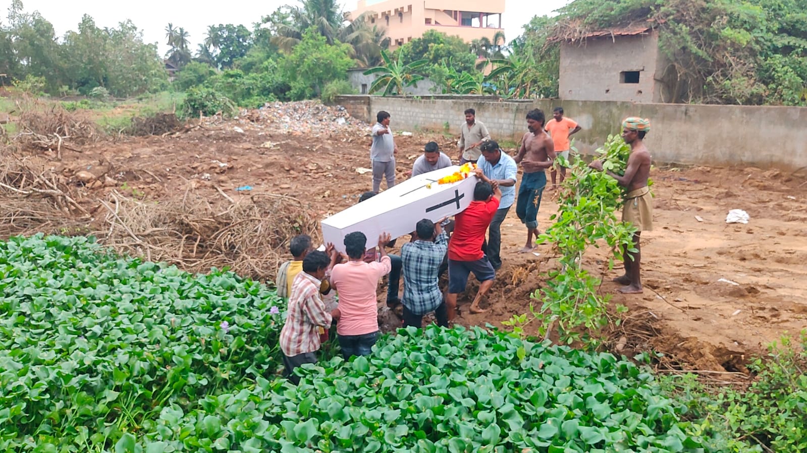 ఆఖరి మజిలీకి అనంత కష్టాలు
- పిఠాపురం 31వ వార్డులో దళితుల కష్టాలు
- దశాబ్దాలుగా పరిష్కారానికి నోచని వైనం image 1