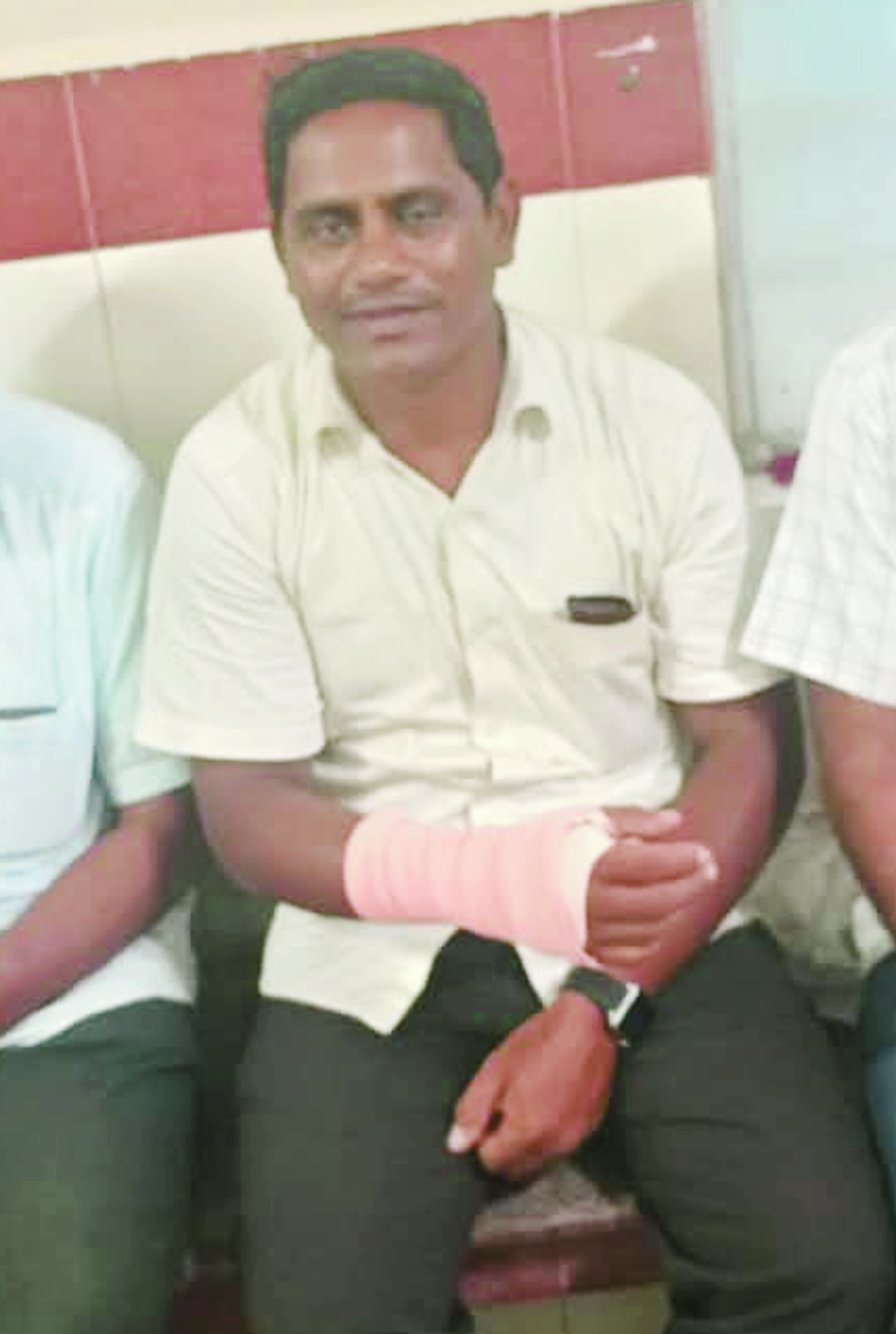 సత్తెనపల్లి ప్రభుత్వ వైద్యశాలలో చేతికి కట్టుతో సిపిఎం నాయకులు ఆంజనేయులు నాయక్
