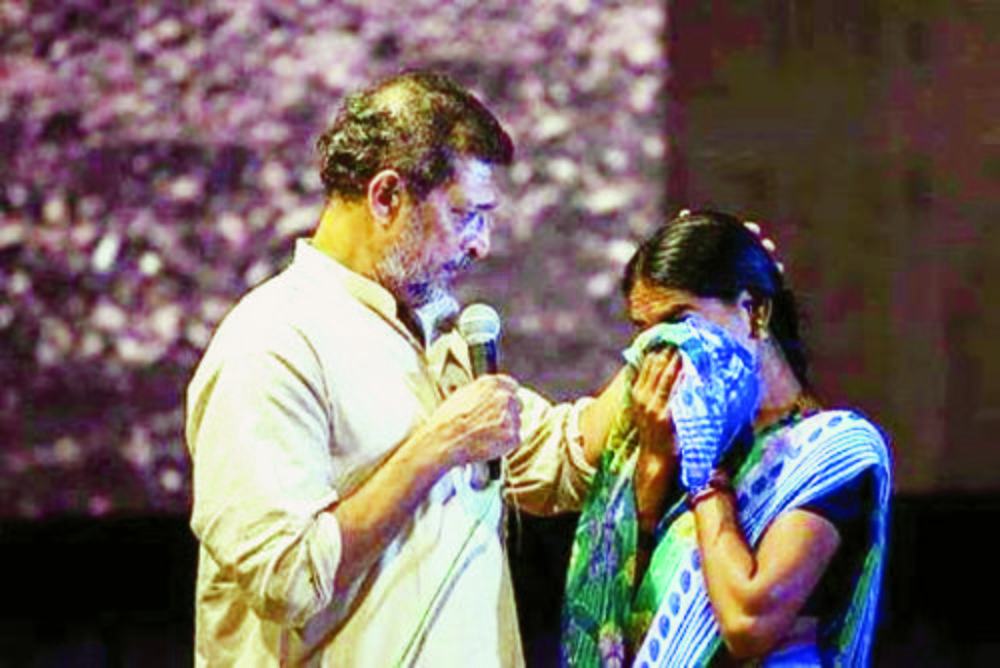 నామ్_ ఫౌండేషన్_ తరపున రైతు మహిళకు భరోసా ఇస్తూ.. .jpg