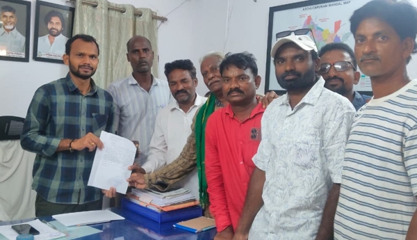 People's organizations submit a representation to the Tahsildar seeking resolution of issues in Dalit villages.