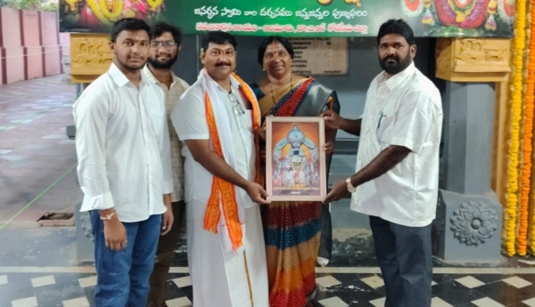 Presentation of a portrait of Lord Janardanaswamy to the 'Thomala Seva' attendants