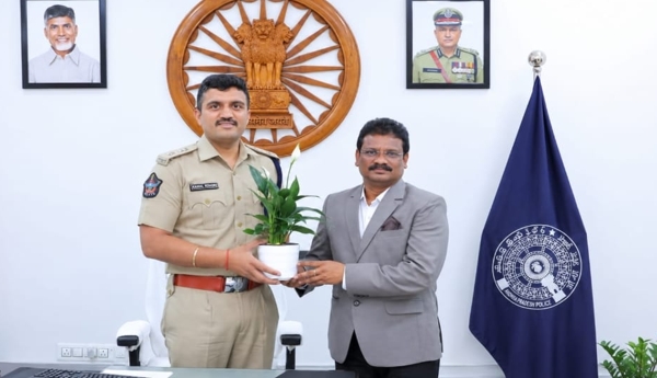 District SP Rahul Meena congratulated PP Sunil Kumar.