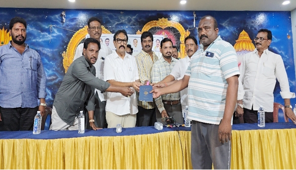 రైతాంగానికి కీలకమైనవి పట్టాదారు పాసుబుక్స్  : జొన్నాడ పంపిణీలో ఎమ్మెల్యే బండారు