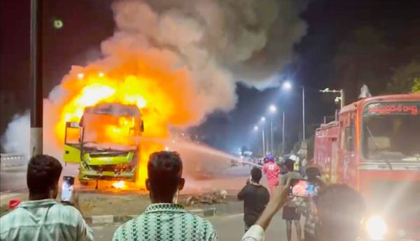 ప్రైవేట్ ట్రావెల్ బస్సుకు తృటిలో తప్పిన పెనుప్రమాదం