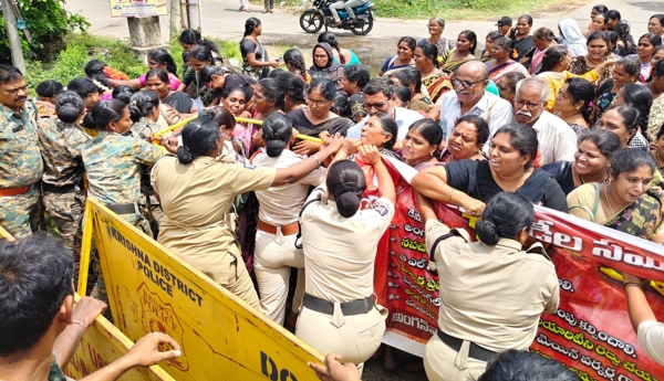 ప్రభుత్వం స్పందించకుంటే తాడో  పేడో  తేల్చుకుంటాం - ఏపీ అంగన్వాడీ వర్కర్స & హెల్పర్స్ యూనియని కృష్ణా జిల్లా కమిటీ - ప్రజాశక్తి కలక్టరేట్ (కృష్ణా)