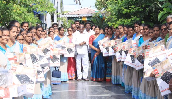 అంగన్వాడీలకు ఇండక్షన్ స్టవ్‌లు పంపిణీ చేసిన : ఎమ్మెల్యే పితాని