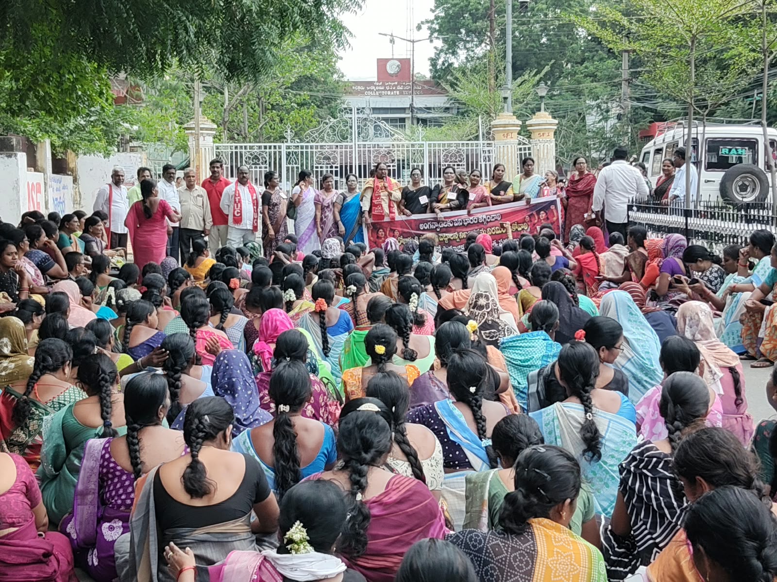 ఫొటోల నిబంధన ఉపసంహరించుకోవాలి
-కర్నూలు కలెక్టరేట్‌ ఎదుట అంగన్‌‌వాడీల ఆందోళన image 1