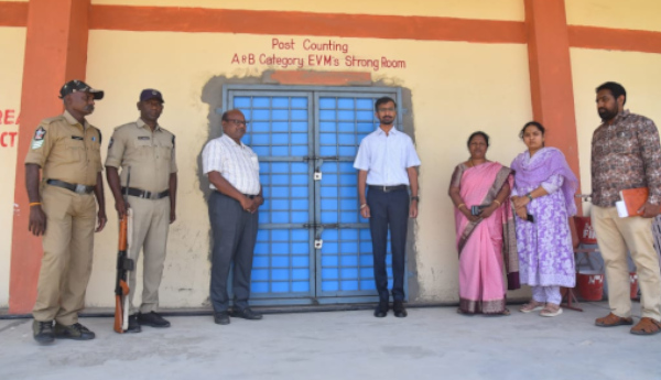 ఈవీఎం గోదాం పరిశీలించిన కలెక్టర్ వినోద్ కుమార్