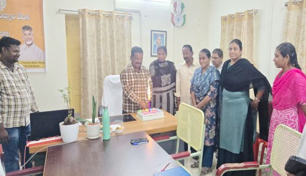 రెవిన్యూ సేవలు సమర్థవంతంగా అందించాలి