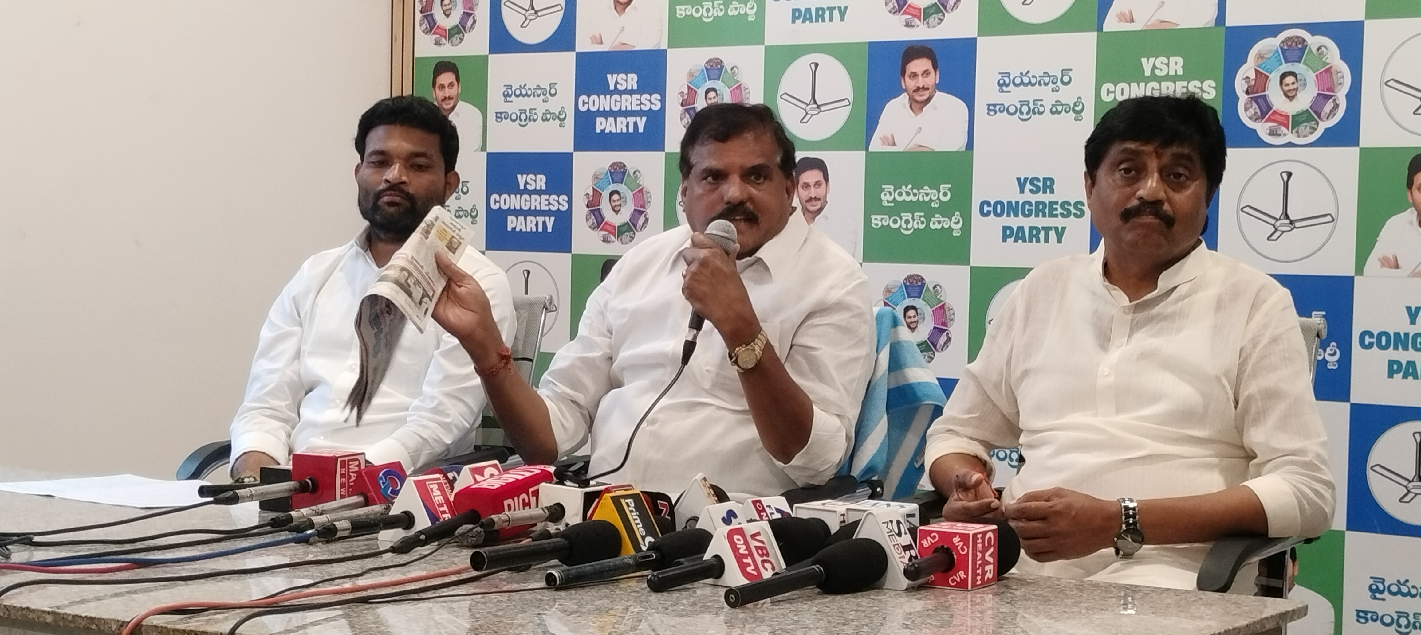 చంద్రబాబు మోసం మరోసారి బట్ట బయలు
- నిలబడదని తెలిసినా రిజర్వేషన్ల జిఒ ఇవ్వడం అంటే ప్రజలను మోసగించడమే
- ఎన్నికలు ఎప్పుడు పెట్టినా మేము సిద్ధమే : బొత్స image 1