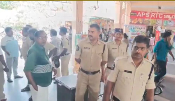 ఆర్టిసి సిబ్బంది ధర్నా – ఆగిన బస్సులు