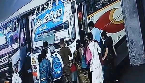 కిలాడీ మహిళల చేతివాటం – ఆర్టీసీ కాంప్లెక్స్ లో చోరీ