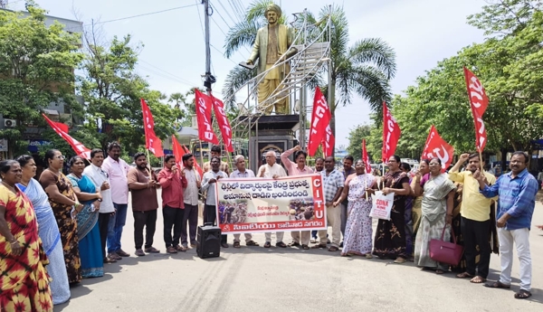 CITU stages a protest condemning the Central Government's brutal attack on students in Delhi.