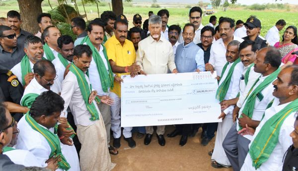 CM Chandrababu handed over a cheque for Rs 300 crore in R&R funds to farmers and displaced persons of the Veligonda region.