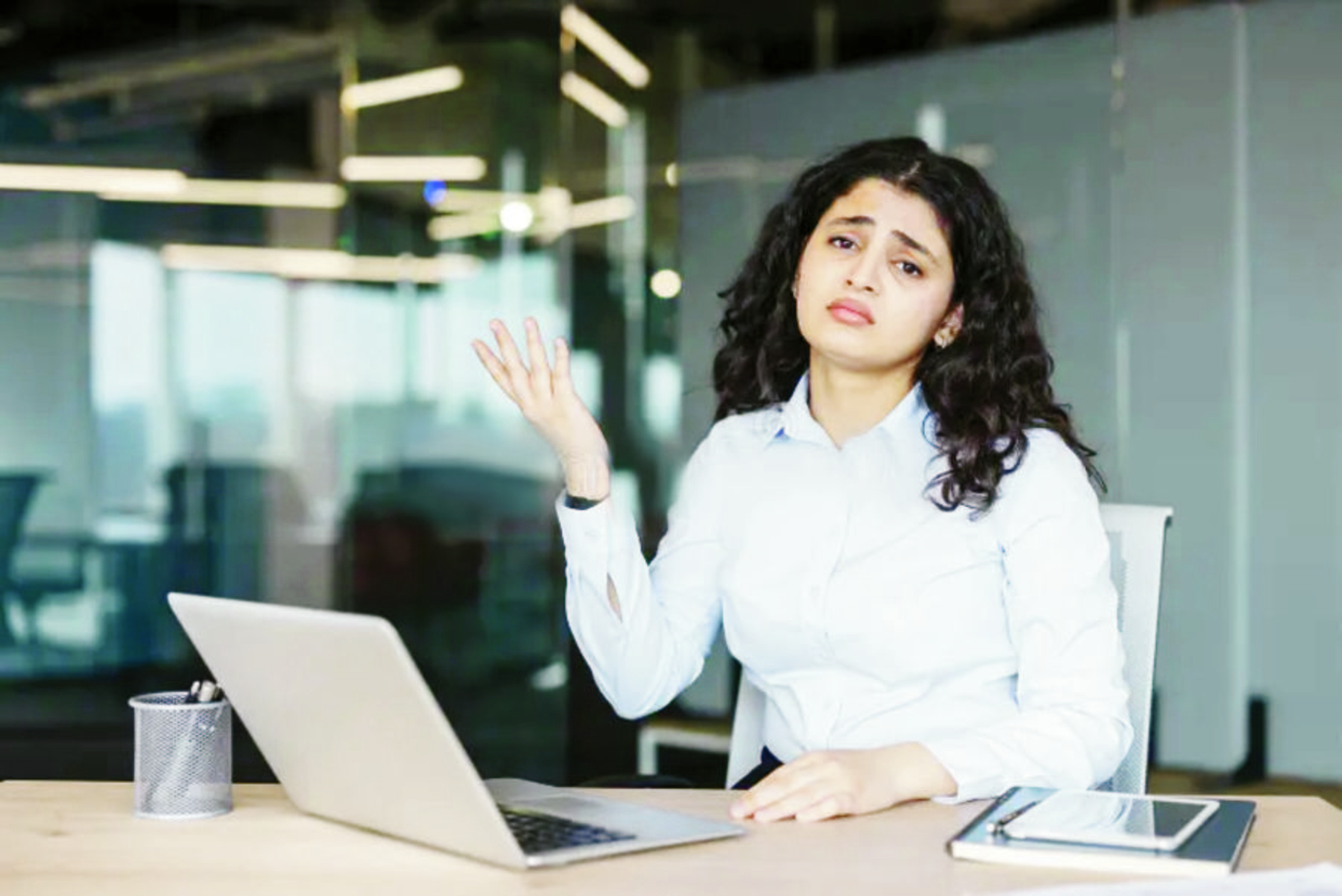 confusedbusinesswomanshrugginglaptopofficeyoungindianfeelingfrustrateduncertainindifferentgesture453300674-1782460635406-4771.jpg
