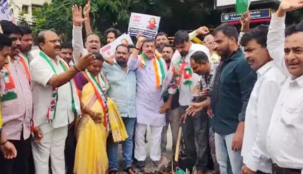 Tension at Congress rally – Scuffle between police and leaders.