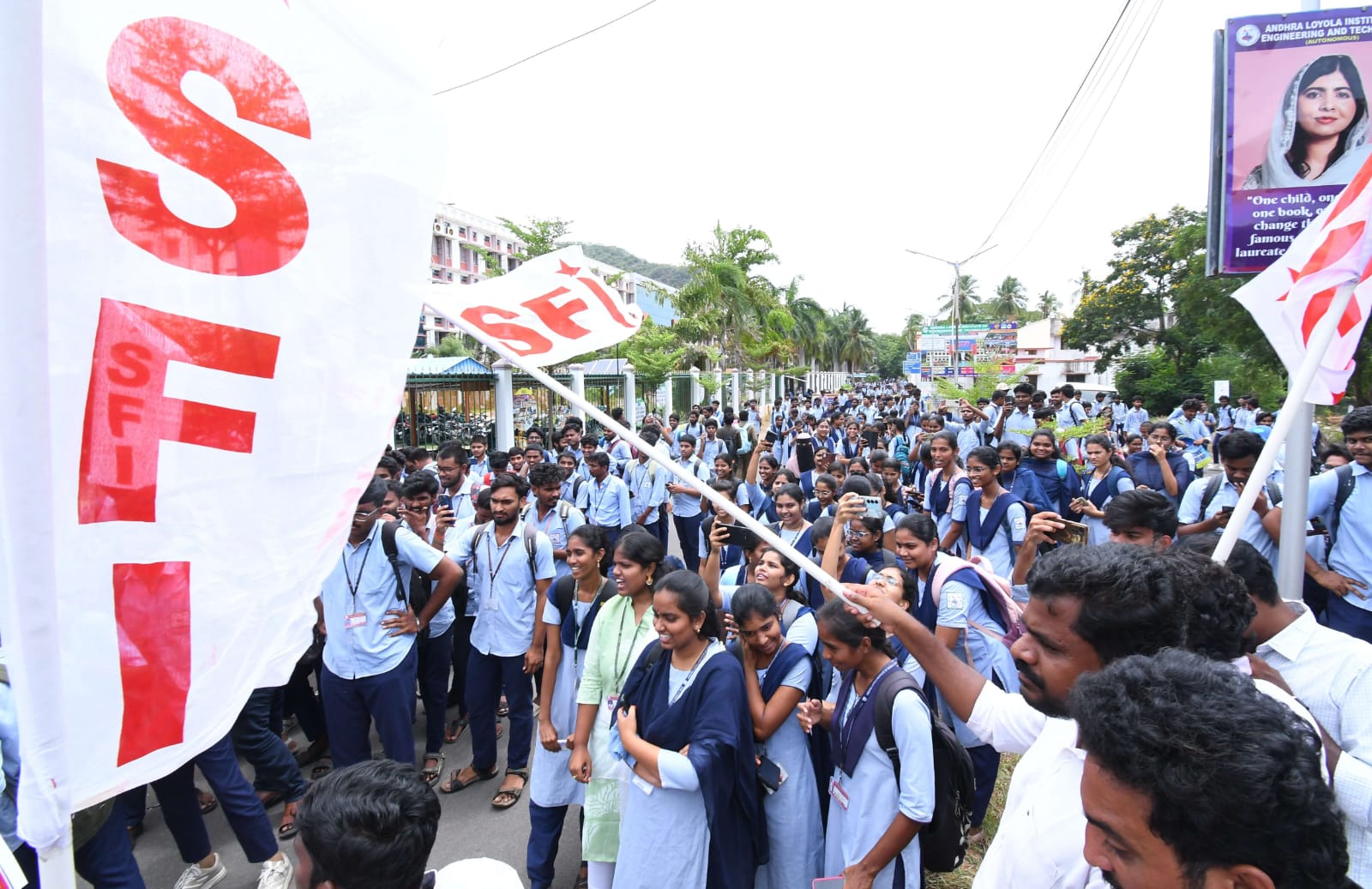 రాష్ట్ర వ్యాప్తంగా విద్యా సంస్థల బంద్ లో భాగంగా పలు జిల్లాలలో విద్యార్థి సంఘాలు ఆందోళన