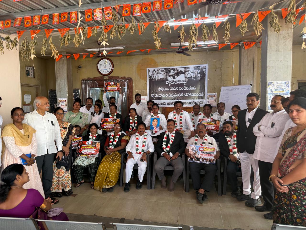 విజయవాడలో న్యాయవాదుల దీక్షలు
- విధులు బహిష్కరించి నిరసన 
- పోలీసుల తీరు మారకపోతే ఉద్యమం ఉధృతం చేస్తామని హెచ్చరిక image 1