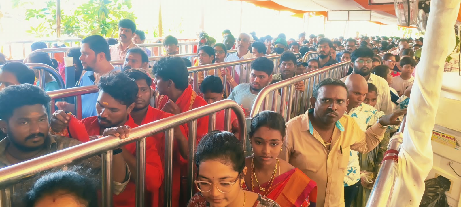 ఇంద్రకిలాద్రి కిటకిట image 2