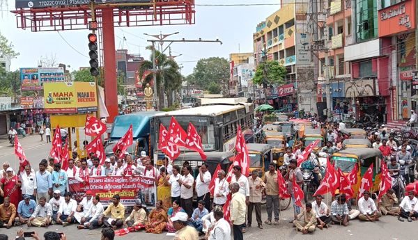 leftists-protest-in-mangalagiri-over-hike-in-petrol-diesel-gas-prices