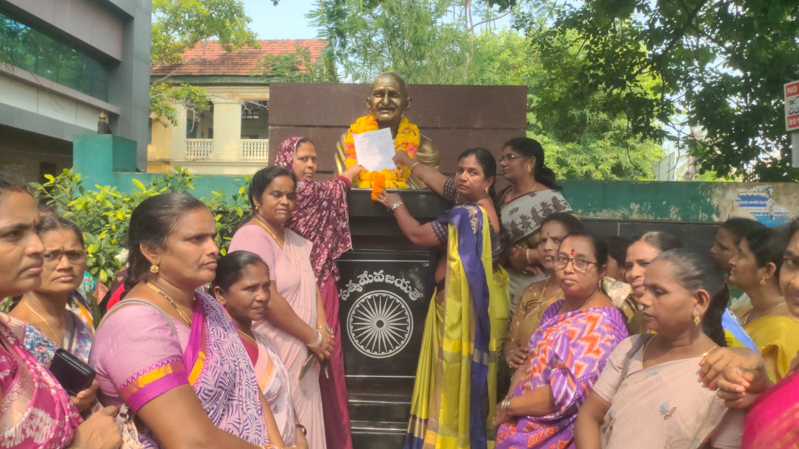Anganwadi workers submitted a memorandum to the Gandhi statue demanding a salary hike.
