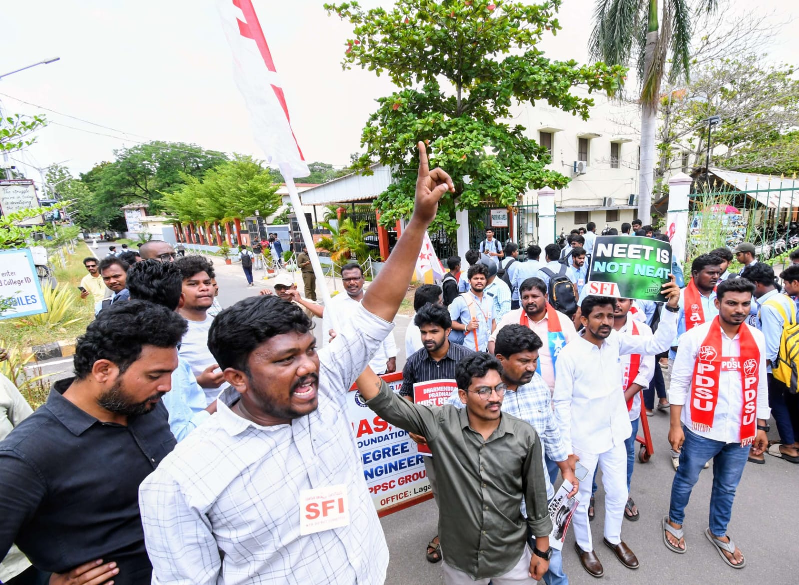 రాష్ట్ర వ్యాప్తంగా విద్యా సంస్థల బంద్ లో భాగంగా పలు జిల్లాలలో విద్యార్థి సంఘాలు ఆందోళన