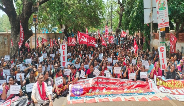 ఏలూరు కలెక్టరేట్ వద్ద వేలాదిగా కదం తొక్కుతున్న అంగన్వాడి కార్యకర్తలు.... గౌరవ వేతనం వద్దని, కనీస వేతనం కావాలంటూ నినాదాలు.... పాల్గొన్న రాష్ట్ర ప్రధాన కార్యదర్శి సుబ్బారావమ్మ....