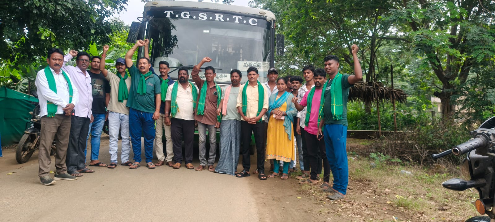 వేలేరుపాడు నుంచి భూదేవి పేట వరకు మోటార్ సైకిల్ ర్యాలీ నిర్వహించి రాస్తారోకో చేస్తున్న నాయకులు